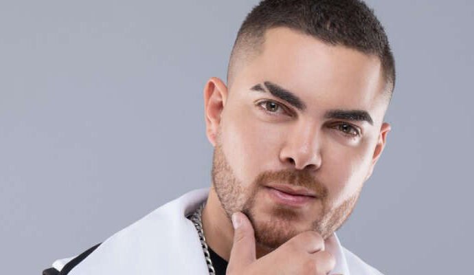 Álvaro Rod premiered 'Este salud va por ti', a song he wrote that promises to be a success