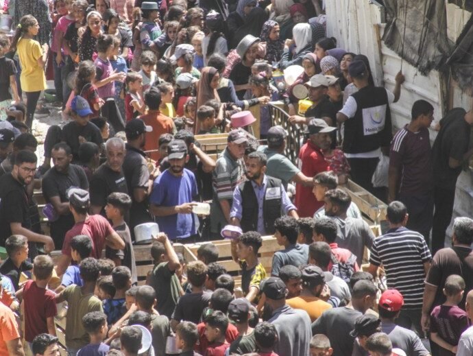 AA 20240826 35490247 35490231 FOOD DISTRIBUTION FOR DISPLACED PALESTINIANS AT JABALIA REFUGEE CAMP IN GAZA 1724739469