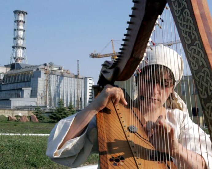 2006 04 25T120000Z 234152200 PBEAHUNOPCA RTRMADP 3 UKRAINE 1759753043