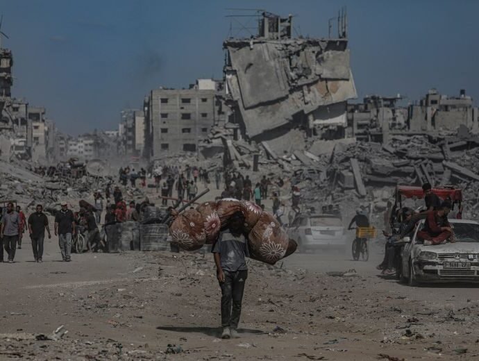 AA 20251011 39384921 39384904 PALESTINIANS RETURN TO HOMES ON SECOND DAY OF GAZA CEASEFIRE 1760213441