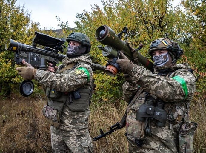 AA 20241021 35970501 35970487 UKRAINIAN ANTIAIRCRAFT SQUAD MONITORS DONETSK SKIES WITH MANPAD 1729737361