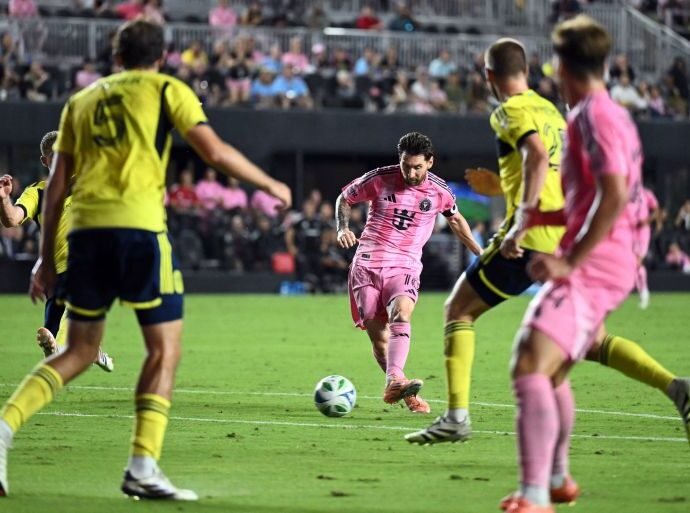 Lionel Messi scores twice, Inter Miami advances past Nashville in MLS Cup 64 AFP 20251109 83HC44E v2 HighRes FootballMlsPlayoffInterMiamiVsNashvilleSc 1762662193