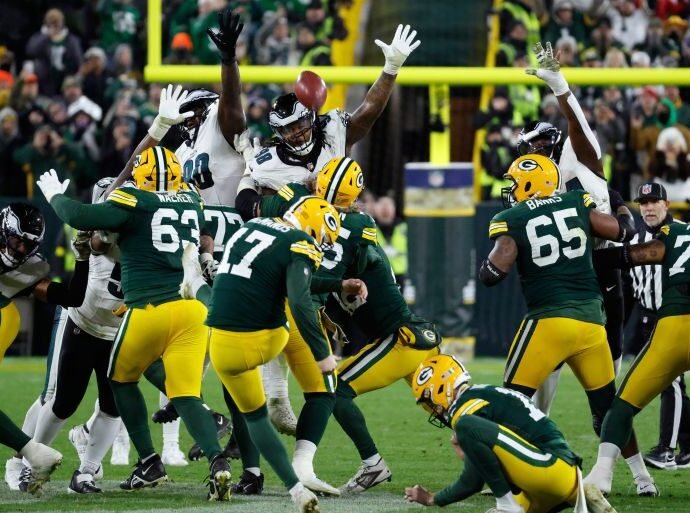 Eagles' defense shuts down Packers in low-scoring win 53 AP25315168802181 1762839662