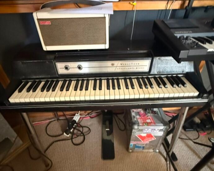 Wurlitzer EP200 electric piano 768x1024